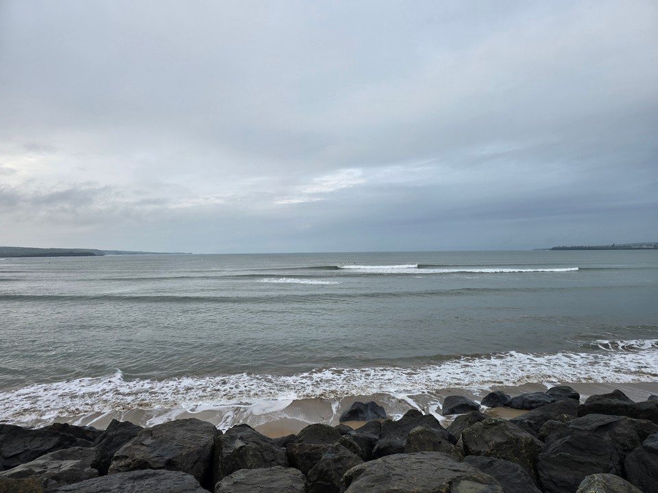 Clean 3ft waves with a moderate offshore breeze